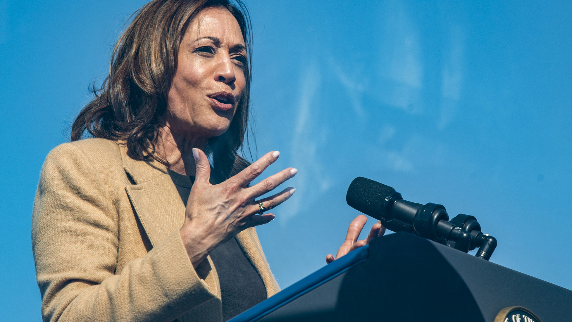 Kamala Harris Backs $15 Minimum Wage, Drawing Clear Contrast with Trump